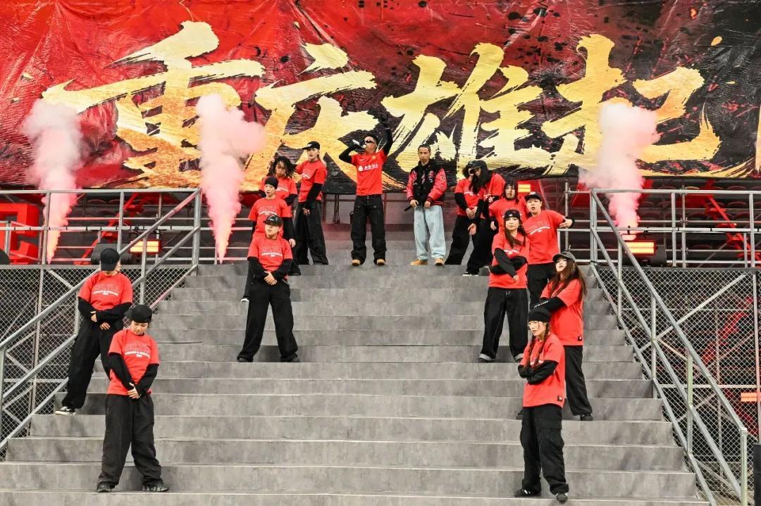 球迷两极对峙！重庆铜梁龙“票价之争”：中超俱乐部运营新思考